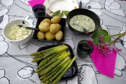 vihreää parsaa ja nokkosmuhennosta