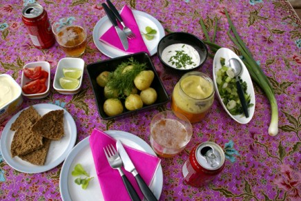 silliä, uusia perunoita ja&nbsp;herkkusieniä