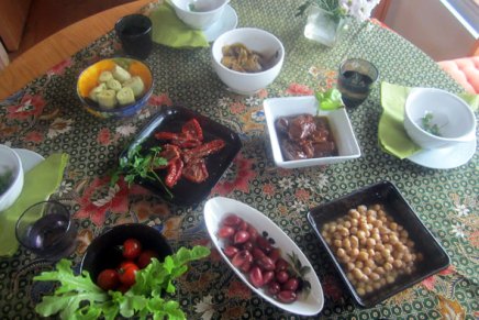 tapaksia, kesäkurpitsakeittoa ja&nbsp;kaalikääryleitä