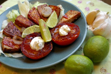 tofua ja paistettuja&nbsp;tomaatteja