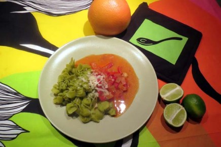 tuorepastaa ja tulista tomaattikastiketta sekä&nbsp;sinihomejuustoa