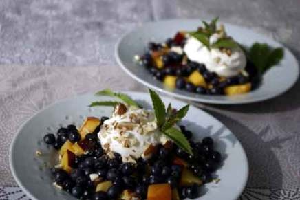 mustikoita ja nektariineja