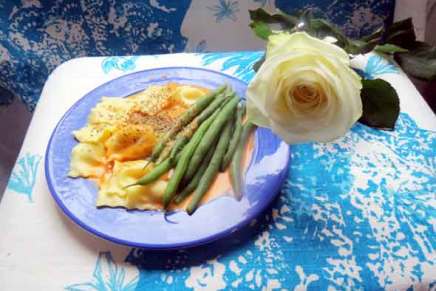 raviolia ja tomaatti-vuohenjuustokastiketta