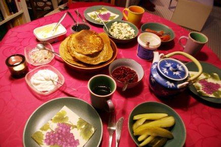 blinejä ja banaanikakkua