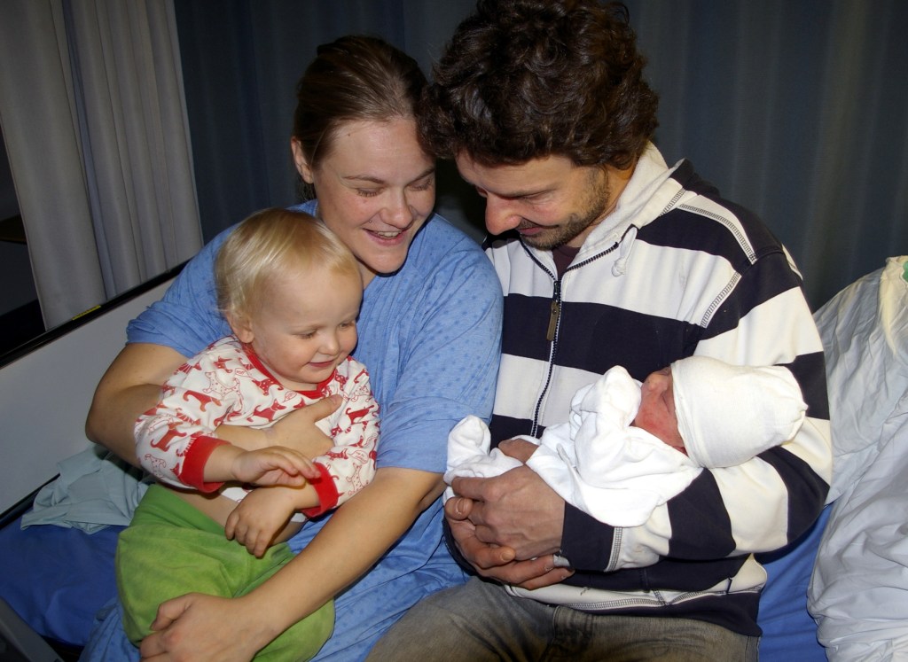 ANNAN PERHE TÄYSILUKUISENA