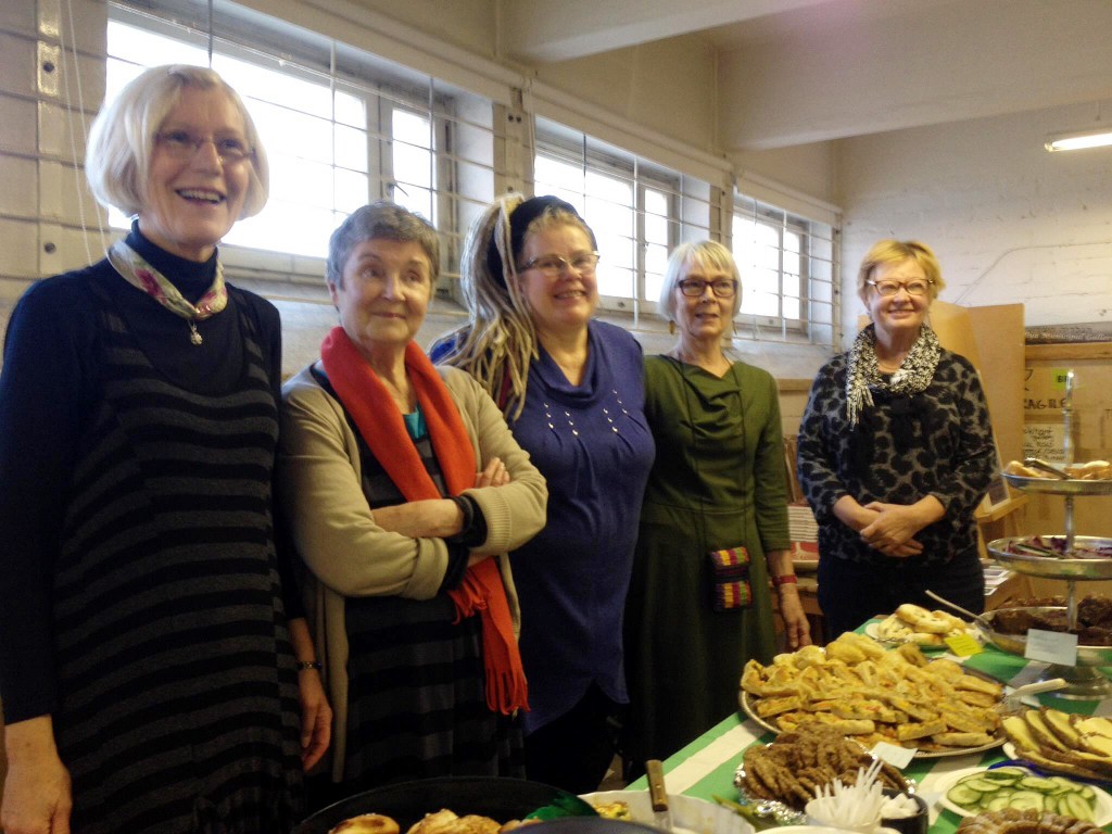 TAITEILIJASISKOJEN KANSSA EMÄNNÖIMÄSSÄ