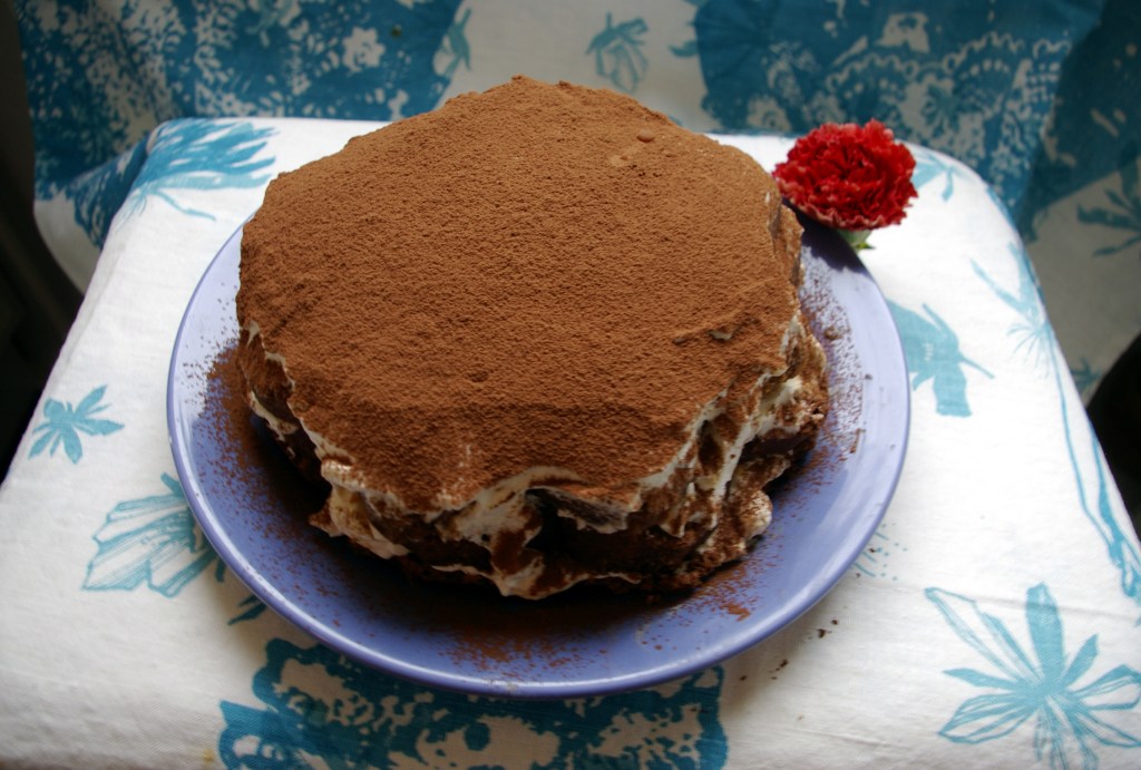 KAKKU ODOTTELEE ISÄNPÄIVÄVIERAITA