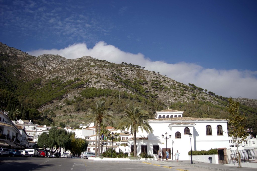 PAIKALLISBUSSI TOI MEIDÄT KESKELLE KYLÄÄ