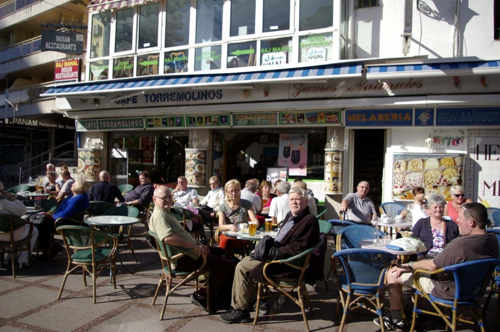 KATUKAHVILASSA OLI TUNNELMAA