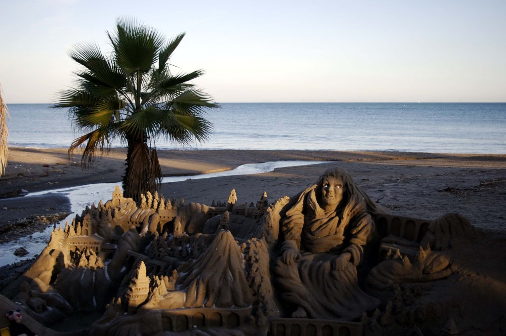 RANNALLA NÄKEE UPEITA HIEKKAVEISTOKSIA