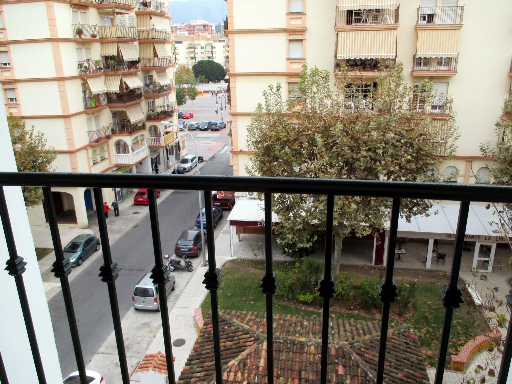 NÄKYMÄ MAKUUHUONEEMME RANSKALAISELTA PARVEKKEELTA