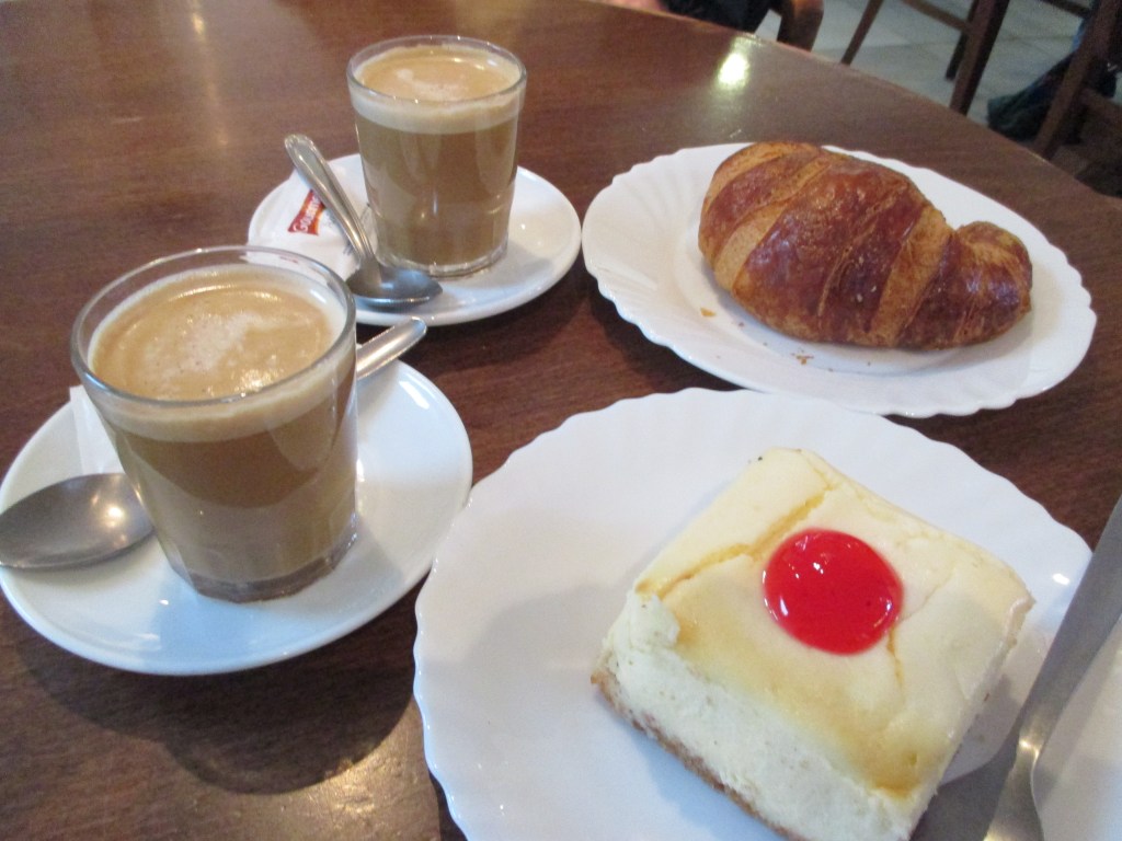 SADEPÄIVÄN HERKUTTELUA - CORTADOT JA JUUSTOKAKKUA