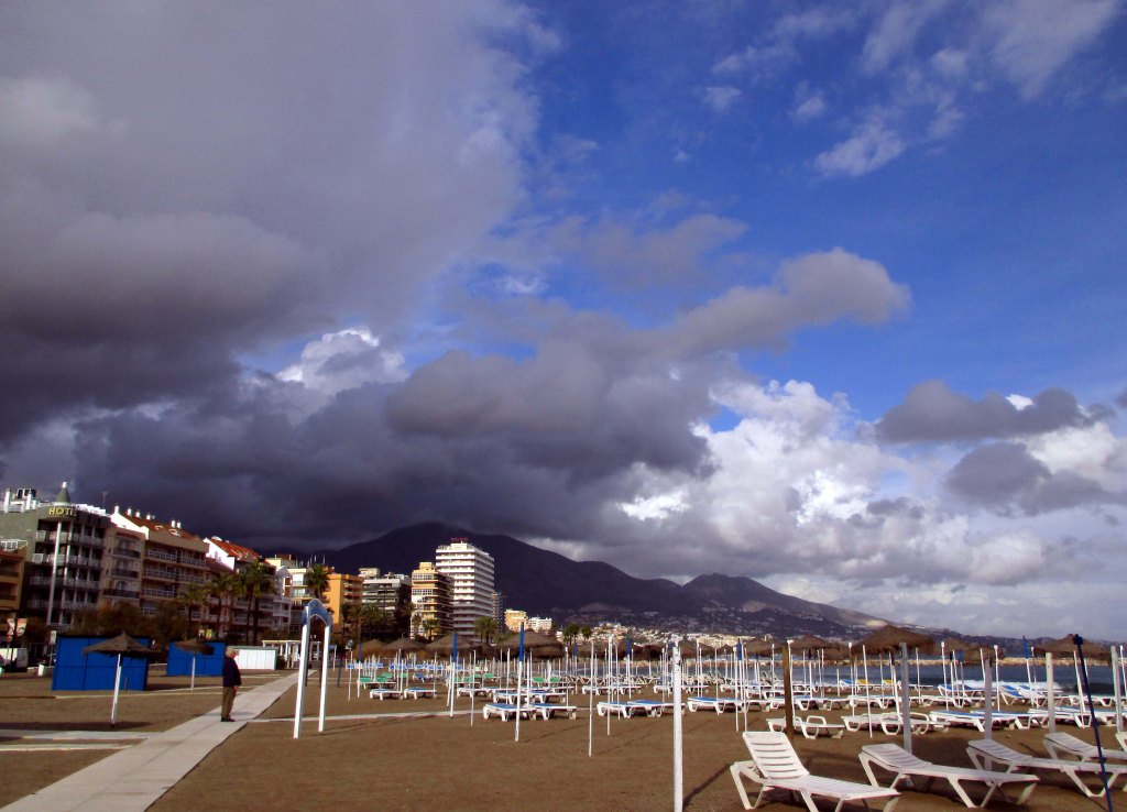 TUMMIA PILVIÄ VUORTEN YLLÄ