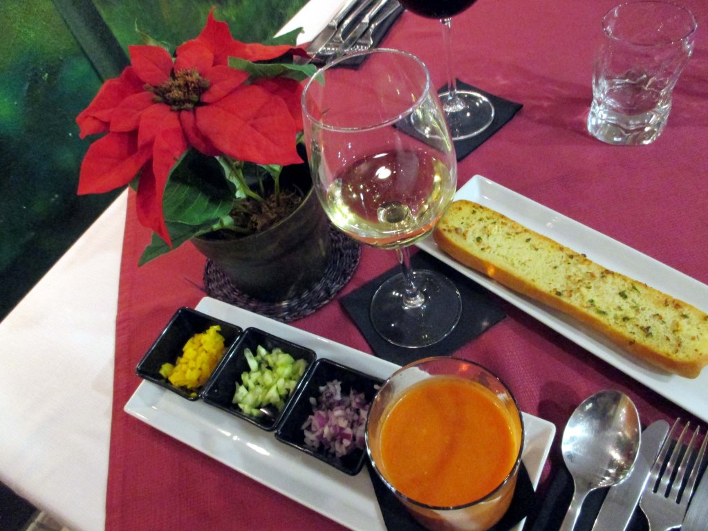 KYLMÄ GAZPACHO KEITTO LISUKKEINEEN