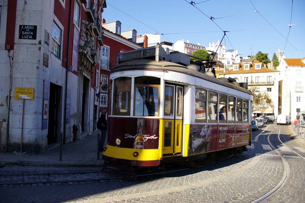 KELTAISELLA RAITIOVAUNULLA PÄÄSEE ALFAMAAN