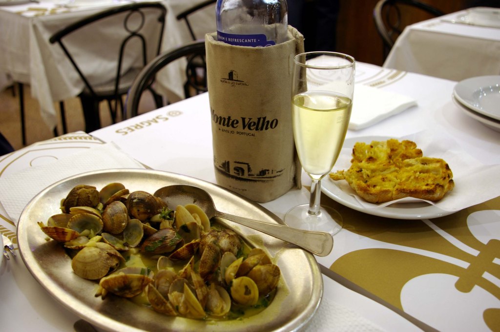 PIKKUSIMPUKOITA VOI-VALKOSIPULI-KORIANTERIKASTIKKEESSA