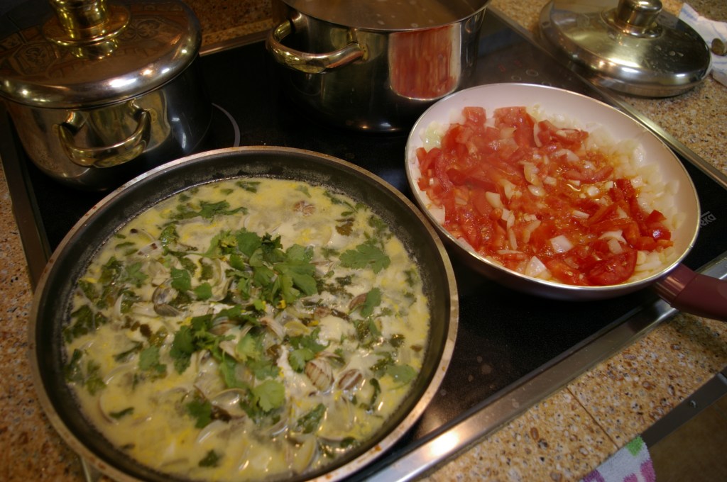 PIKKUSIMPUKOITA JA TOMAATTIKASTIKETTA