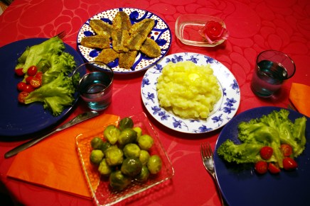 silakkapihvejä, perunamuhennosta ja&nbsp;ruisleipää