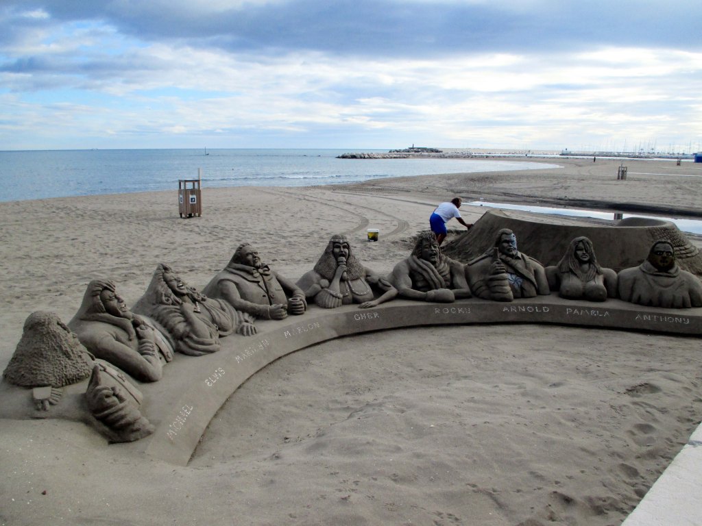 HIEKKALINNA LÄHIRANNALLA