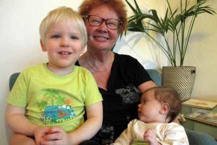 lastenlapsia laskemassa