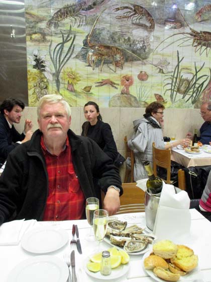 TYYTYVÄINEN ASIAKAS