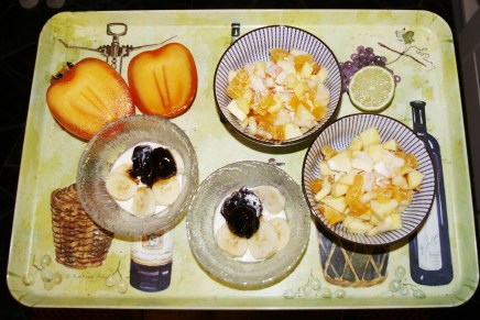 kaizun konjakkiluumuja ja hedelmäsalaattia