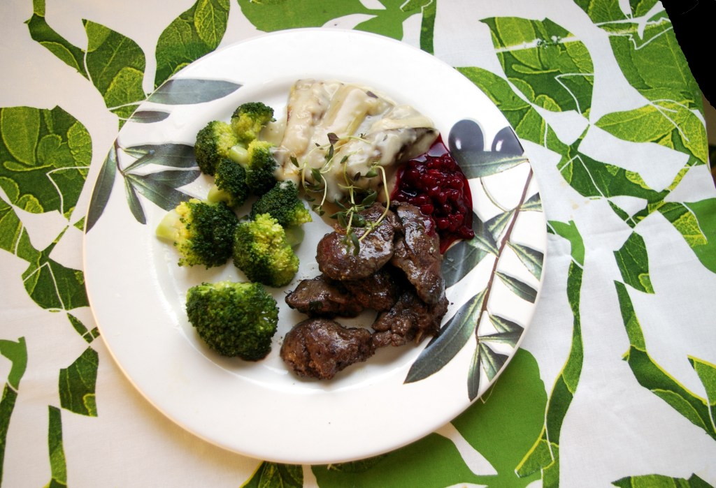 MAKSAPIHVEJÄ, PARSAKAALIA JA PURJOJA VALKOKASTIKKEESSA