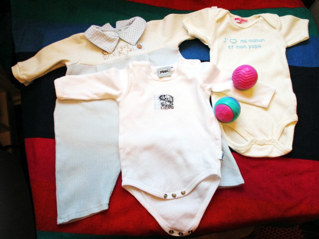 PIENIÄ IHANUUKSIA ANNAN VAUVALLE