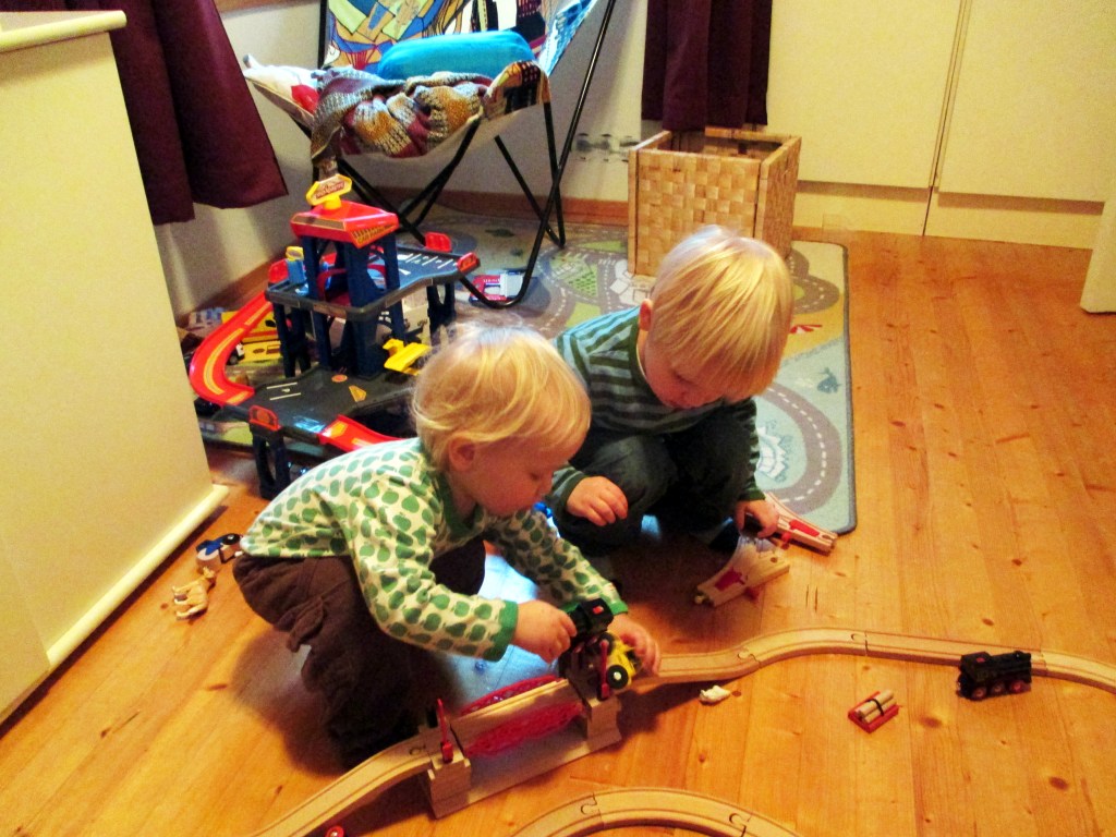 SAMU JA OTSO VIIHTYIVÄT JUNIEN JA PIKKUAUTOJEN PARISSA