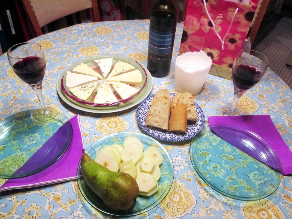 HERKKUJUUSTOJA JA PAINTER'S COVE PUNAVIINIÄ - SOKERIHUURRETTU KYNTTILÄ ON LAHJA ANNALTA