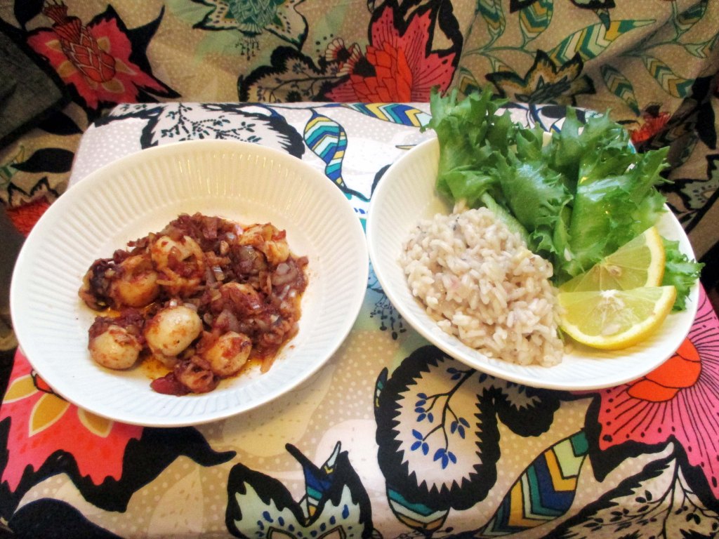 PAISTETTUA MUSTEKALAA JA RISOTTORIISIÄ