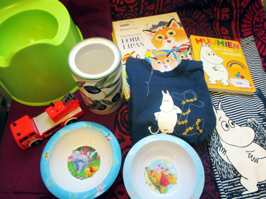 MUUMI-JUTTUJA JA MUUTA MUKAVAA