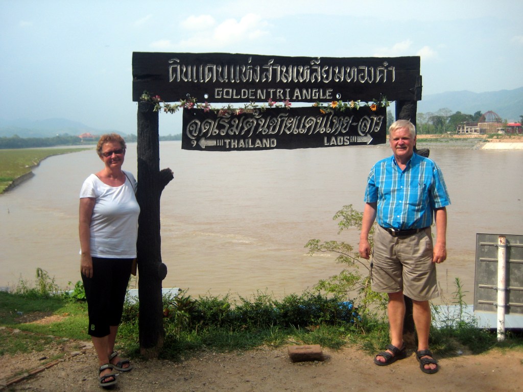 Me seisomme Mekongjoen rannalla Thaimaan puolella, vasemmalla nakyy Myanmar, oikealla Laos