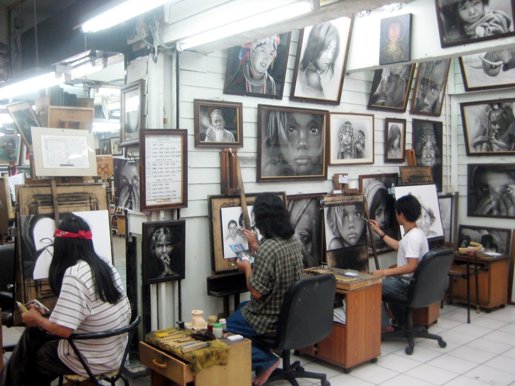 Yömarkkinoiden thaitaiteilijat työn touhussa