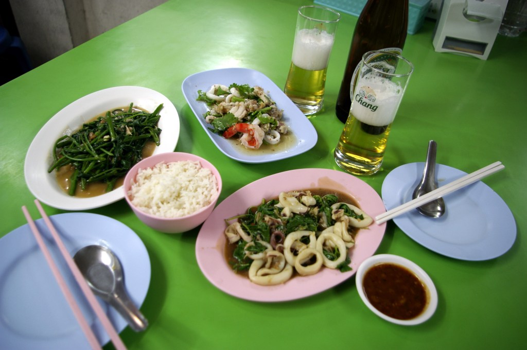 MORNING GLORY, TULINEN MERENELÄVÄSALAATTI  JA PAISTETTUJA  MUSTEKALOJA