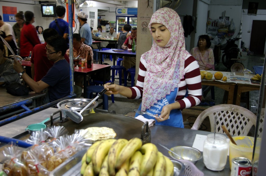 TYTTÖ PAISTAA BANAANIPANNUKAKKUJA