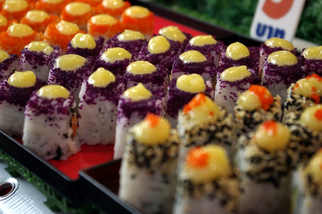 VÄRI-ILOISIA SUSHEJA