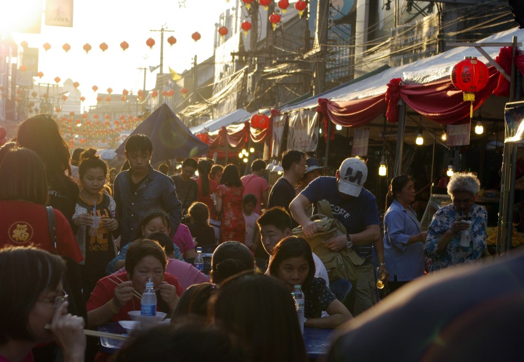 RUOKAKADULLA RIITTI VILSKETTÄ AURINGONLASKUN AIKAAN