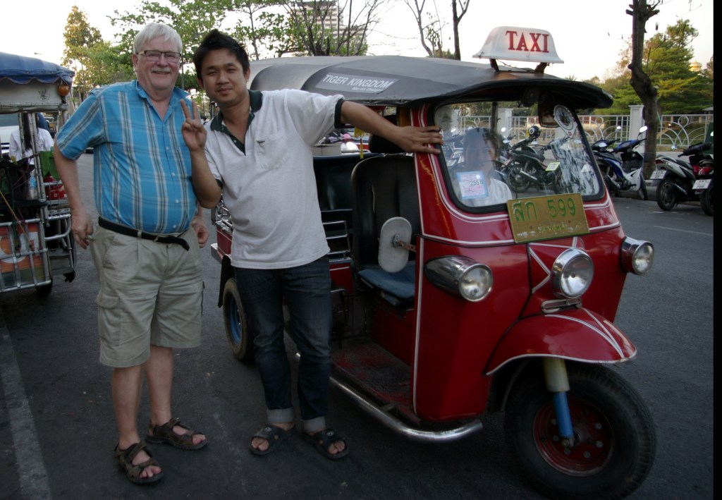 MATKAN ENSIMMÄINEN TUK-TUK-KYYTI