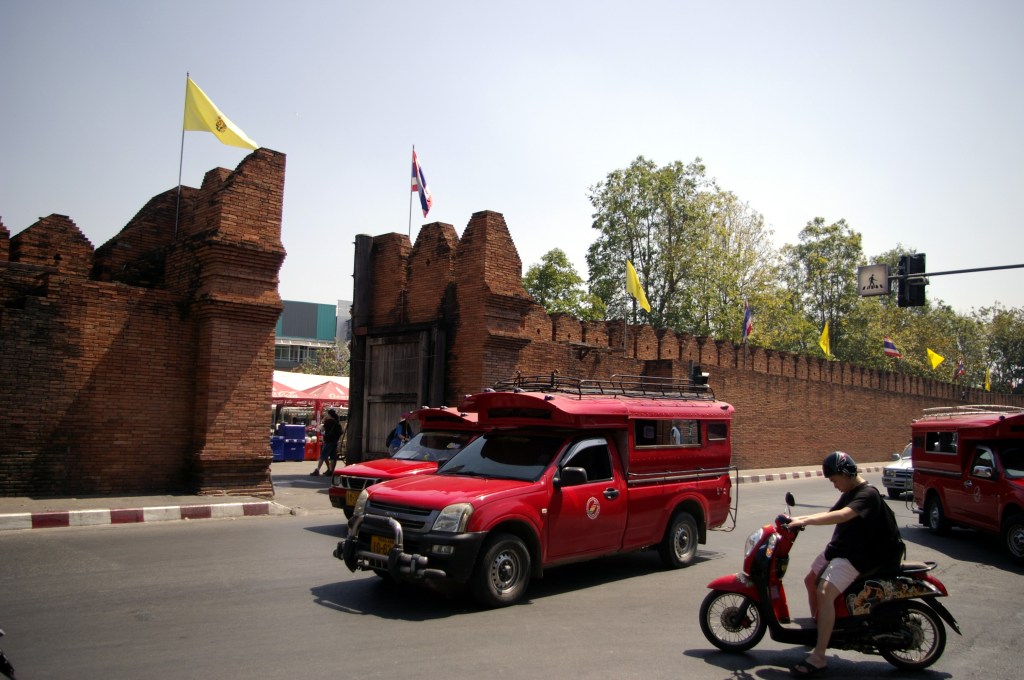 THA PHAE PORTTI VANHAAN KAUPUNKIIN