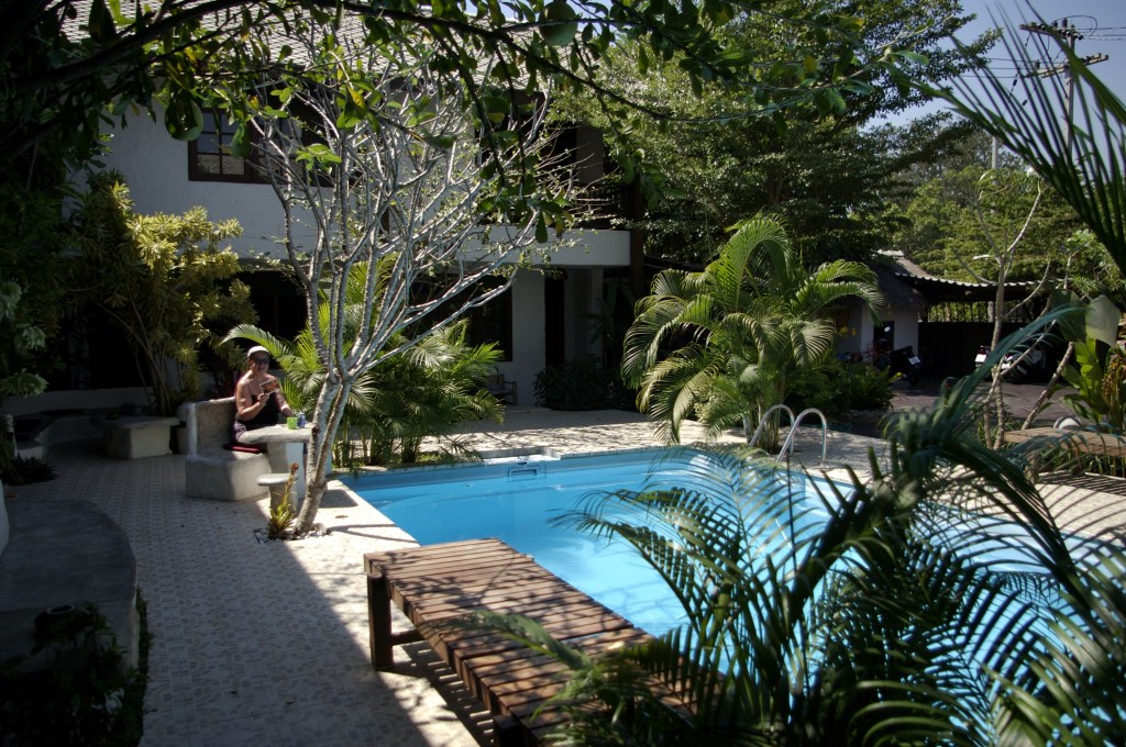 AHKERA LEENA KIRJOITTELEE POSTIKORTTEJA