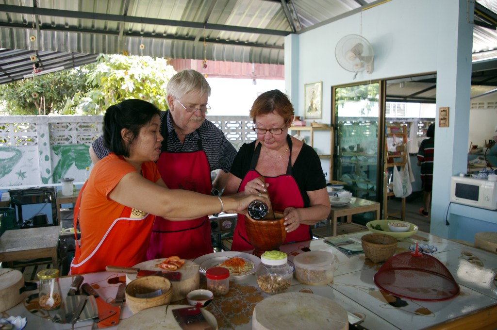 OPETTAJA AOY JA OPPILAAT JOSEF JA MARIA