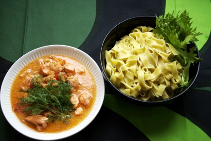 lohipastaa ja itse pyydettyjä&nbsp;rapuja