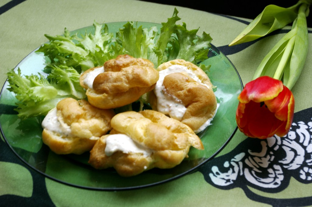 TUULIHATTUJA GRAAVILOHITÄYTTEELLÄ