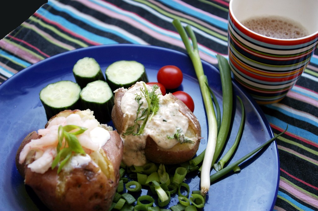 KUUMIA UUNIPERUNOITA