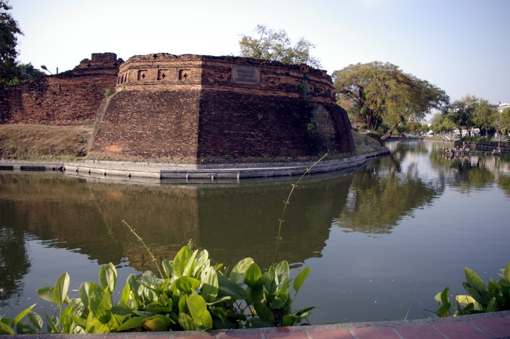 KANAVA KIERTÄÄ VANHAN KAUPUNGIN MUUREJA
