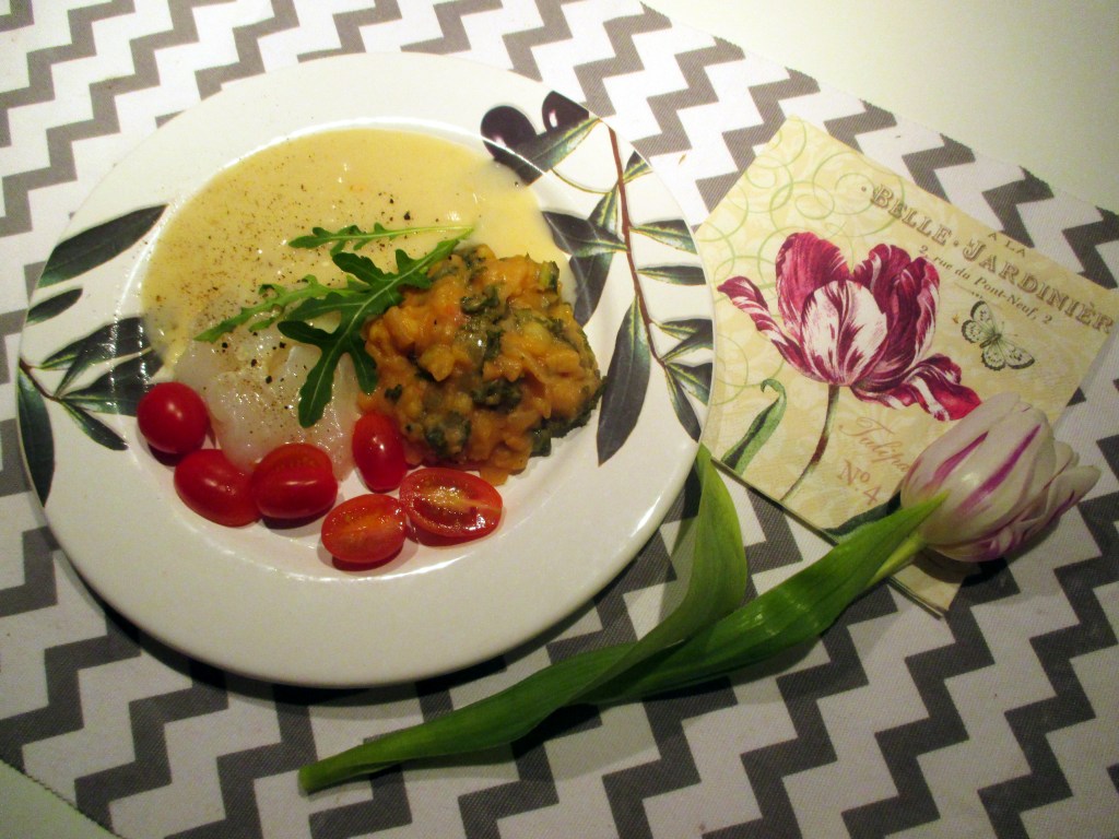 LIPEÄKALAA, VALKOKASTIKETTA JA KASVISMUHENNOSTA