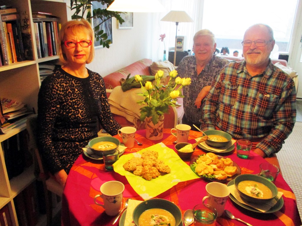 LOUNAALLA TARJOLLA MUSTAJUURIKEITTOA JA TUOREITA LÄMPIMÄISIÄ