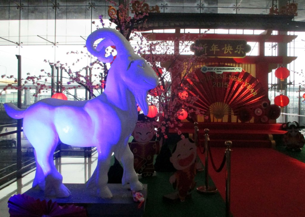 KIINALAISEN UUDEN VUODEN KORISTELUA LENTOASEMALLA