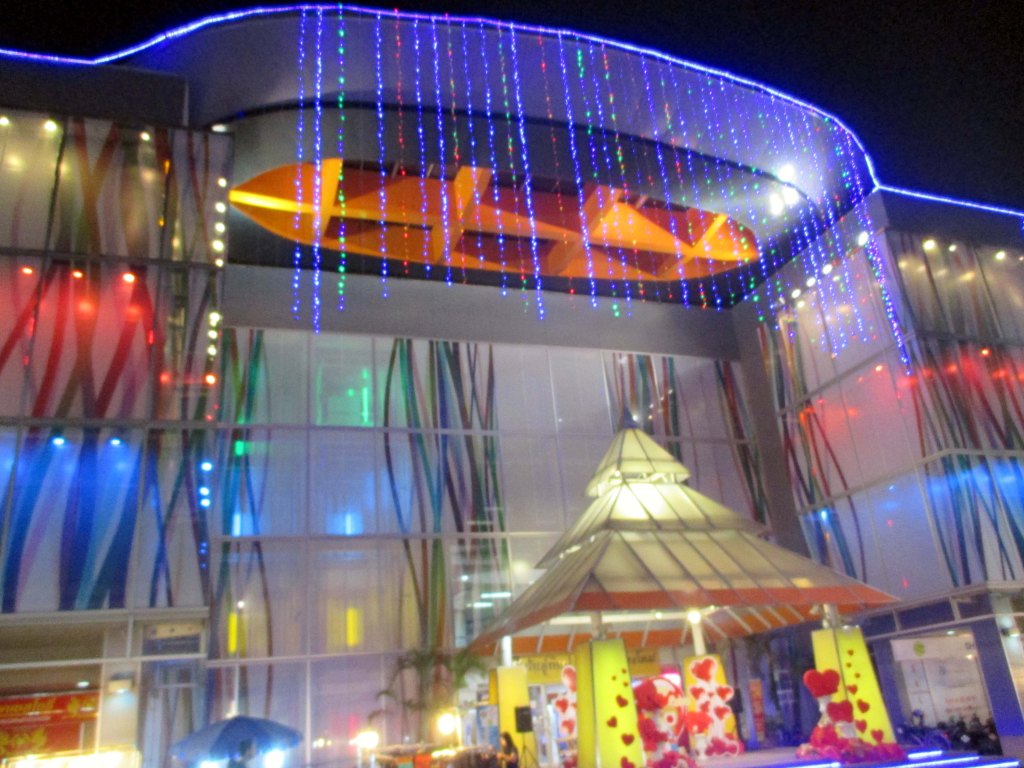 CHIANG MAIN UUSI KESKUSTA OLI VALAISTU NÄYTTÄVÄSTI